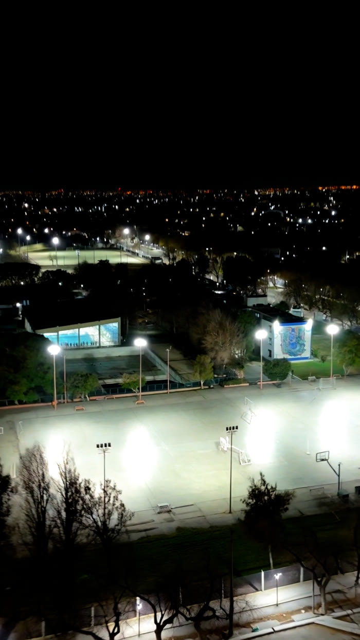 Foto de referencia — toma aérea nocturna